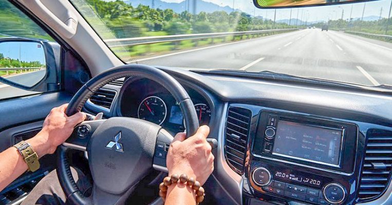 Các kỹ thuật lái xe ô tô chuyên nghiệp có thể cứu tính mạng của bạn!