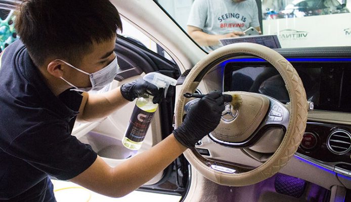Hướng dẫn tự vệ sinh nội thất ô tô tại nhà cực dễ làm và hiệu quả
