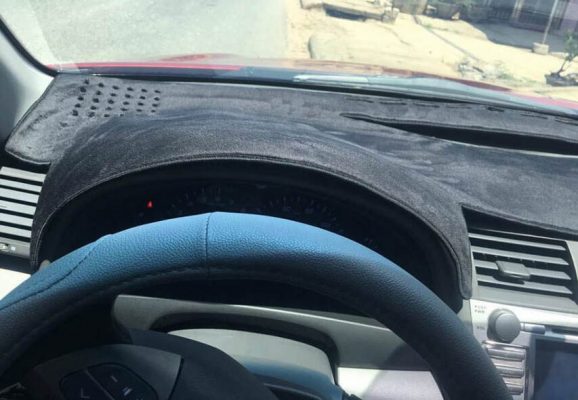 Nên mua thảm taplo ô tô lông cừu, thảm carbon hay thảm nỉ?