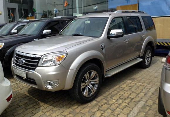 Nên mua Ford Everest máy dầu hay xăng?